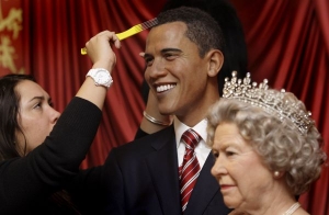 Obama s britskou královnou v londýnském muzeu Madame Tussaud.